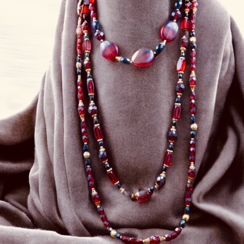Vintage Robert Rose Elegant Red and Black Beaded Necklace - Picture 2 of 4